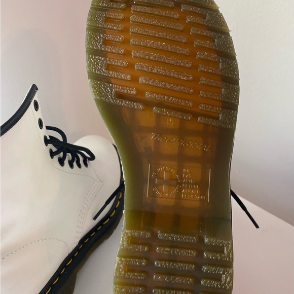 Doc Martens style 11821 bright white boots with black trim and laces . US size 7 - Picture 5 of 5
